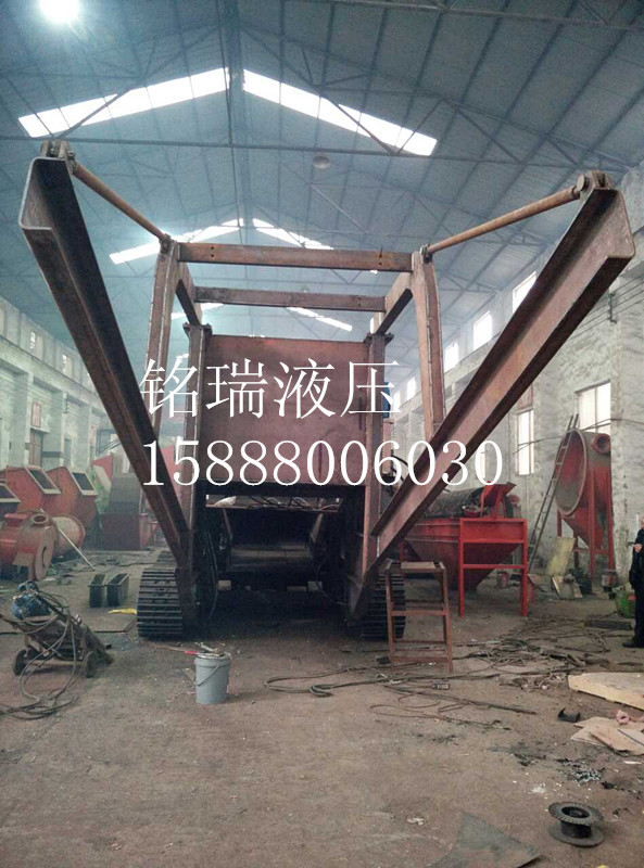 60噸移動(dòng)破碎機(jī)泵統(tǒng)和底盤調(diào)試現(xiàn)場